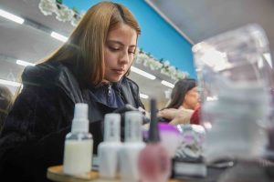 Sayen desplegando su talento de manicurista en la muestra de oficios del Colegio Álvaro Lavín de Maipú.