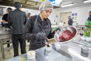 Chrisna preparado un postre especial sin azúcar: flan de cramberries. Las escuelas de reingreso sí cambian vidas
